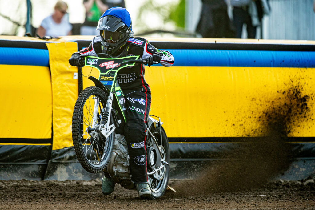 Kumla, SVERIGE - 14 maj 2024 : Indianernas Jonatan Grahn under matchen i speedway i Bauhausligan mellan Indianerna och Dackarna på Glottraskog Arena den 14 maj 2024 i Kumla ( Foto: Emil Särnehed / SarnehedPhoto )  Nyckelord Keywords: Speedway, Bauhausligan, Indianerna, Dackarna, ESS, Elitserien, Elitspeedway, ***Betalbild***