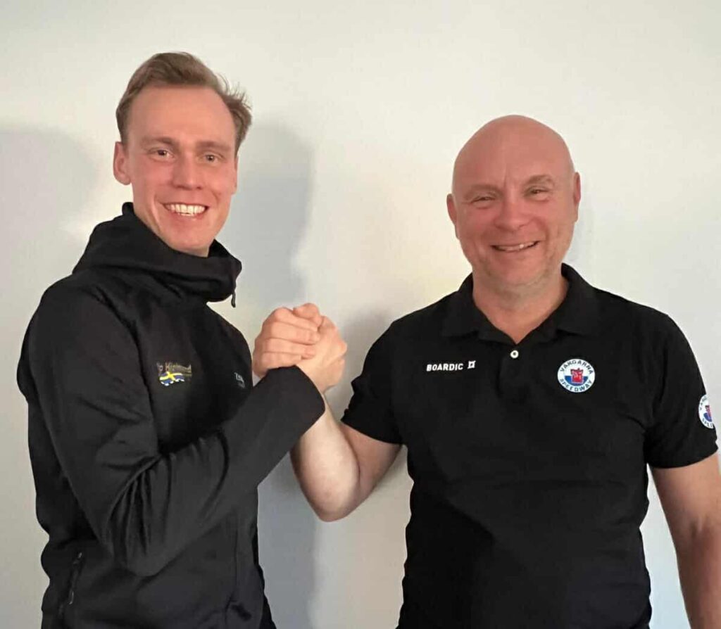 Filip Hjelmland stannar i Vargarna